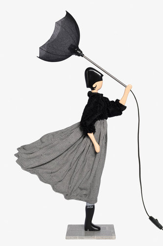 Tischlampe Lampe Frau mit Schirm Mata von Skitso
