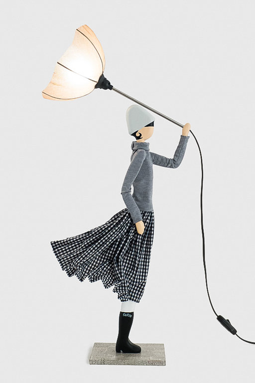 Tischlampe Lampe Frau mit Schirm Iro von Skitso