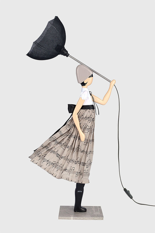 Tischlampe Lampe Frau mit Schirm Nota von Skitso
