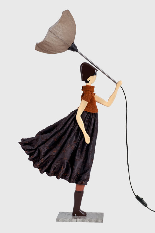 Tischlampe Lampe Frau mit Schirm Dioni von Skitso
