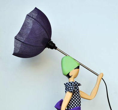 Tischlampe Lampe Frau mit lila Schirm Blossom von Skitso