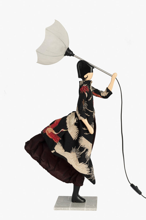 Tischlampe Lampe Frau mit Schirm Kumiko von Skitso