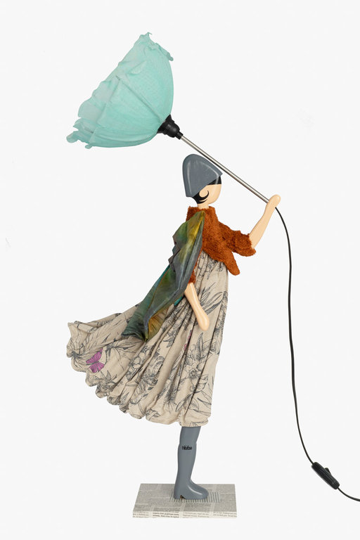 Tischlampe Lampe Frau mit Schirm Maripoza von Skitso