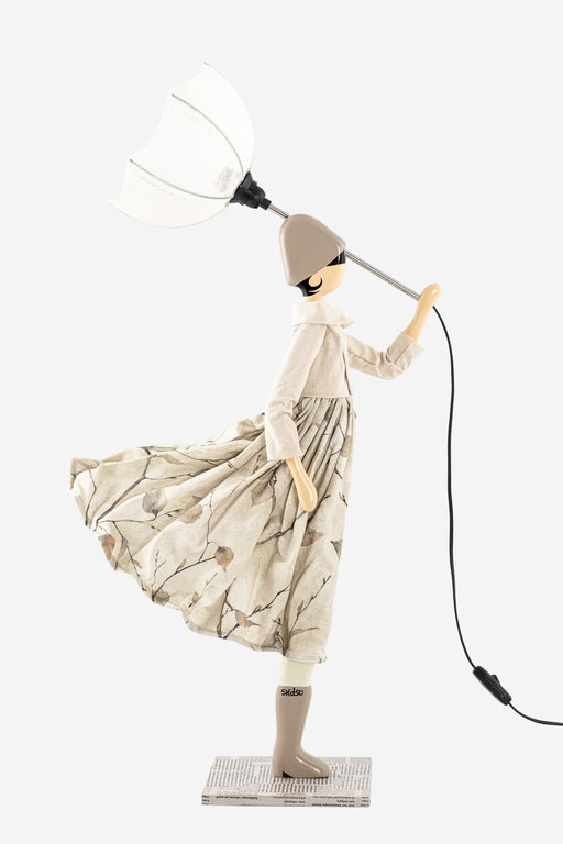 Tischlampe Lampe Frau mit Schirm Choulia von Skitso