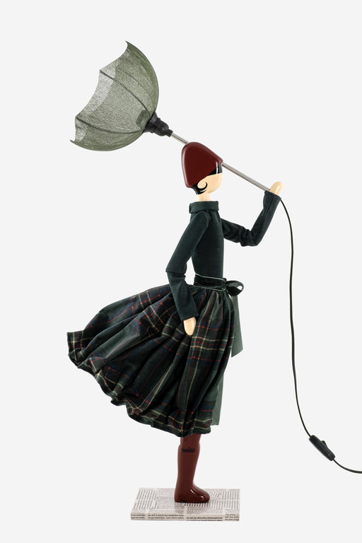 Tischlampe Lampe Frau mit Schirm Mourou von Skitso